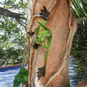 WALLACE THE FLYING FROG STATUE