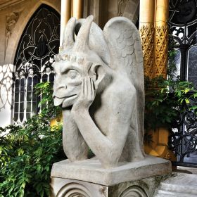 GIANT SPITTING GARGOYLE OF NOTRE DAME       OS3-NR