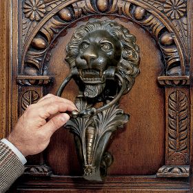 FLORENTINE LION CAST IRON DOOR KNOCKER          NR